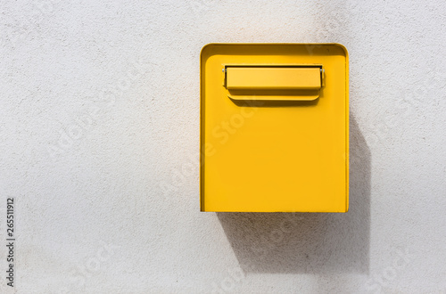 Fotomural Yellow mailbox on white wall. Retro style