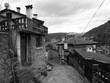 Alte leere Gasse mit Kopfsteinpflaster in der Altstadt von Göynük im Sommer mit dunklen Regenwolken in der Provinz Bolu in der Türkei, fotografiert in neorealistischem Schwarzweiß