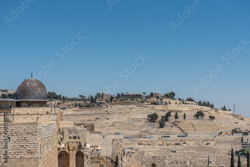 Fotomural Al Aqsa mosque and Mount of olives Jewish cemetery in the background, Jerusalem,