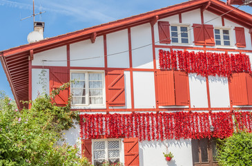 Wall Mural - Piments d’Espelette sur façade de maison basque