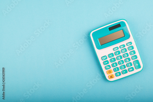 Fotomural close-up and selective focus shot, calculator on blue background