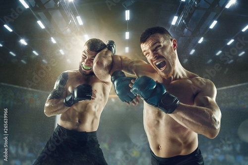 Obrazy Kickboxing  zwyciezca-krzyczy-dwoch-profesjonalnych-zawodnikow-pozowanie-na-ringu-bokserskim-sportu-para-fit
