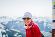 © marksn.media - Portrait einer jungen lachenden Frau vor einem Bergpanorama in den Allgäuer Alpen