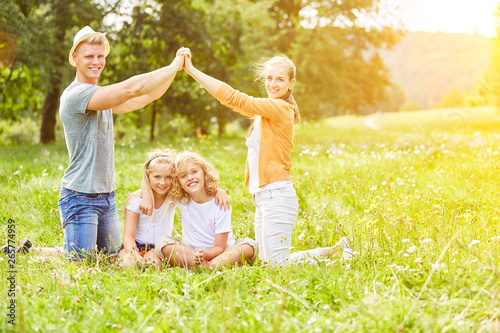 Familie Und Kinder Spielen Haus Bauen Kaufen Sie Dieses Foto Und