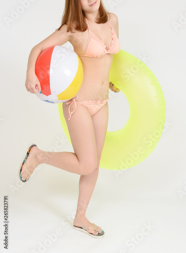 浮き輪とビーチボールを持った水着の女性 Stock Photo Adobe Stock 浮き輪とビーチボールを持った水着の女性 Stock Photo Adobe Stock