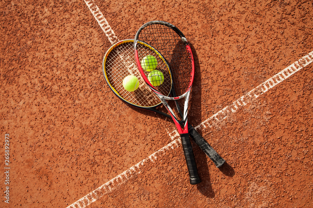 Tennis ball with racket on court  - obrazy, fototapety, plakaty 