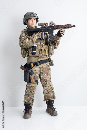白背景に迷彩服を全身着たかっこいい女の子が銃を持っているサバイバルゲームサバゲー体験 Stock 写真 Adobe Stock