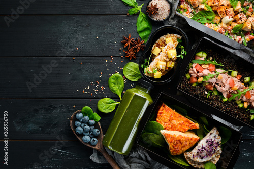 Fotografía Delivery of dishes. Dietary nutrition. Top view. Free copy space.