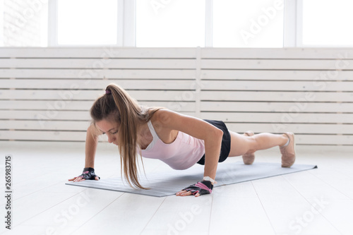 Fotografía Healthy lifestyle, fitness people and sport concept - Woman workout with push up