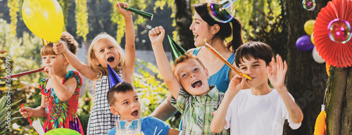 Fotografía Panoramic view of kids playing with animator during birthday party
