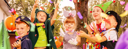 Fotomural Panoramic view of animator and kids enjoying confetti rain during birthday dress