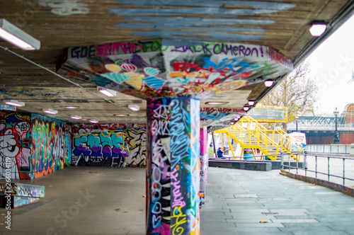 Cuadros en Lienzo Graffiti art center on south bank at river thames