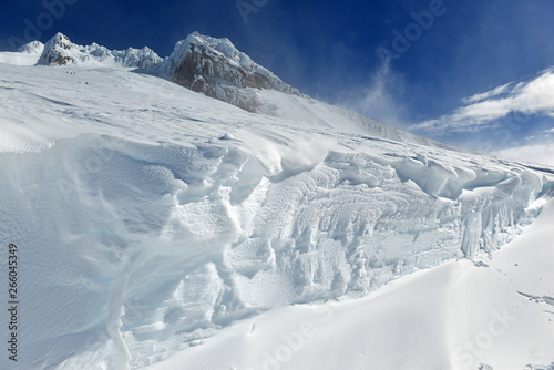 pokryty-sniegiem-teren-na-mount-hood-wulkan-w-gorach-cascade-w-oregonie-popularny-wsrod-milosnikow-turystyki-pieszej-wspinaczki-snowboardu-i-jazdy-na-nartach-pomimo-ryzyka-lawiny-szczelin-i-pogody-na-szczycie