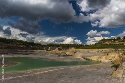 Fotografía Old marl quarry in Maastricht which is converted into a public park with natural pools, with a dramatic sky