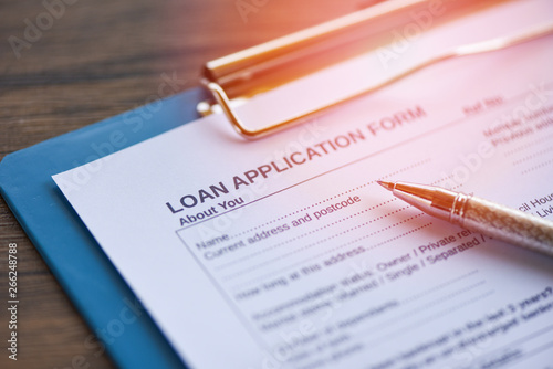 Cuadros en Lienzo Loan application form with pen on paper / financial loan negotiation for lender
