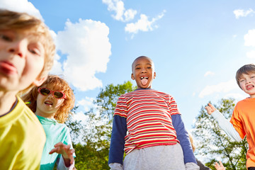 Sticker - Kinder albern herum und zeigen die Zunge