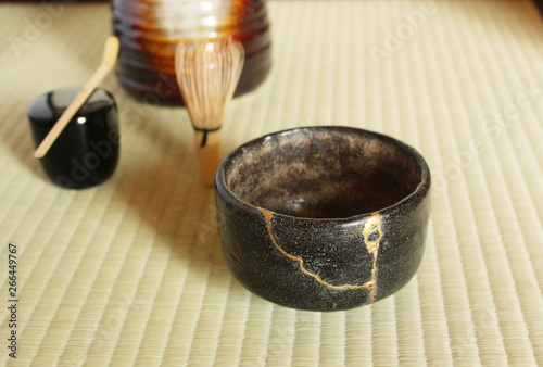 Fotografía A repair of crack pottery tea cup at Japanese tea room