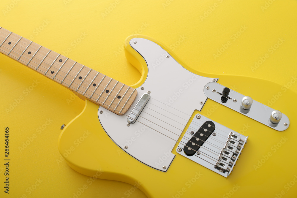 黄色背景の中の黄色いエレキギターのテレキャスター Stock Photo