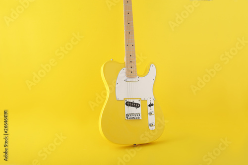 黄色背景の中の黄色いエレキギターのテレキャスター Adobe Stock でこのストックイラストを購入して 類似のイラストをさらに検索 Adobe Stock