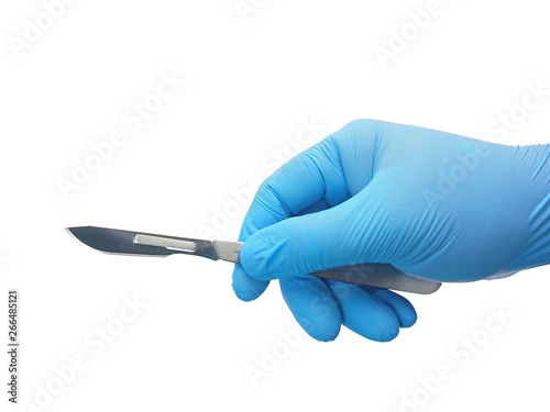 Cuadros en Lienzo Hand of surgeon in blue medical glove holding a scalpel with blade isolated on w