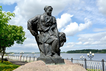 RYBINSK, RUSSIA - MAY 23, 2018: A statue of the barge hauler on Volzhskaya Embankment