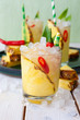 Bunte Cocktails mit Ananas