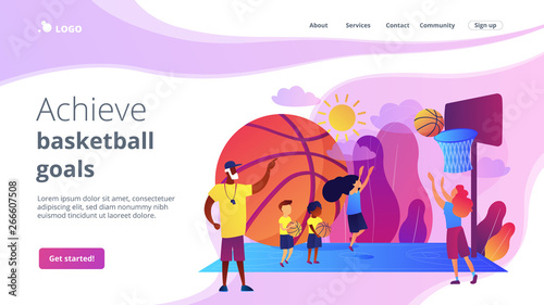 Foto  Coach teaching and kids practicing basketball in summer camp, tiny people