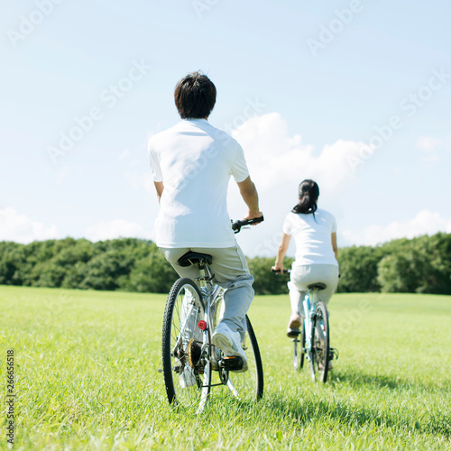草原で自転車に乗るカップルの後姿 Buy This Stock Photo And Explore Similar Images At Adobe Stock Adobe Stock 草原で自転車に乗るカップルの後姿 Buy This Stock Photo And Explore Similar Images At Adobe Stock Adobe Stock