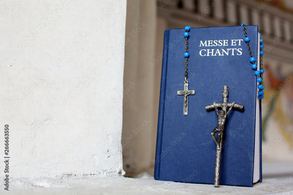 Livre de messe et chants, crucifix et chapelet. / Book of Mass and