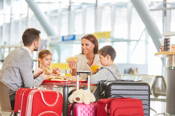 Canvas Print - Familie mit Kindern beim Essen im Flughafen Restaurant