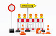 Einzelne Absturzsicherung mit 5 Bakenleuchten gelb-orange, Fußplatten, Schild Durchfahrt verboten, Schild Umleitung rechtsweisend auf Pfosten steht daneben und Verkehrshütchen Pylone - freigestellt