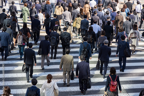 俯瞰で見る横断歩道を渡るビジネスマン Stock Photo Adobe Stock