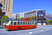 横浜みなとみらい地区の万国橋交差点を走る観光用周遊バス