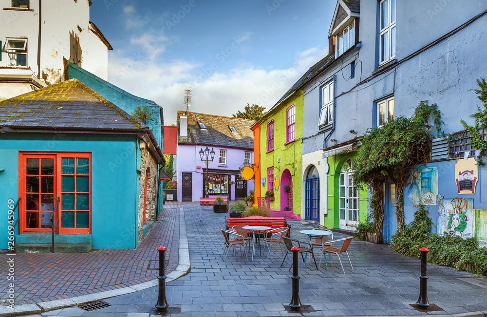 Street in Kinsale, Ireland - obrazy, fototapety, plakaty 