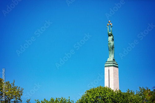 Fotografía landmarks of Latvia - freedom monument in Riga against blue sky