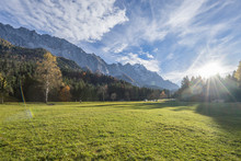 Germany, Garmisch-Partenkirchen, Grainau, Wetterstein Mountains With Waxenstein In Autumn