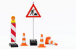 Baustelle Absperrung - Warnbake einzeln mit Leuchte, Fußplatte, Verkehrshütchen und Schild Baustelle auf Pfosten - freigestellt