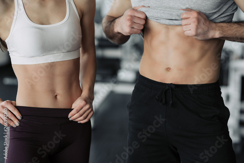 Cuadros en Lienzo Fit woman and man showing her perfect abs