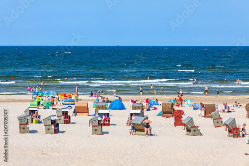 Carta da parati  Unrecognisable people relax on a Baltic sea beach on Usedom island in Swinoujsci