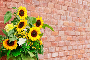 Fotomurales - Bouquet of beautiful sunflowers on brick background