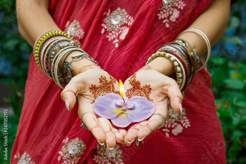Beautiful woman in traditional Muslim Indian wedding pink sari dress hands with Tableau sur Toile