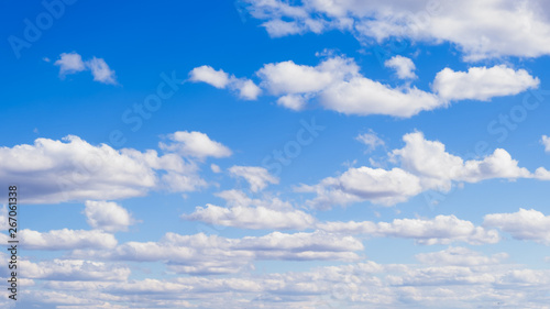 Plakat niebo  biala-chmura-na-niebieskim-niebie