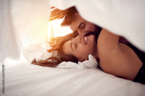 Fotografía Happy couple having fun in bed.