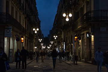 Paseando por las calles del barrio gótico en Barcelona. Caminando por la ciudad. Foto urbana nocturna. Foto nocturna. Faroles y luces. 