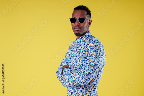 Cuadros en Lienzo Portrait of attractive young african man sunglasses on yellow wall