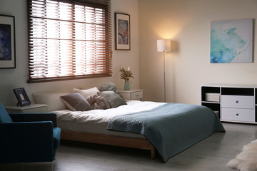 Poster - modern room interior with comfortable double bed and window blinds