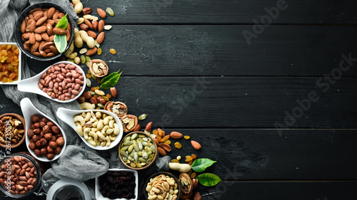 Fotomural Assorted nuts on the old black background