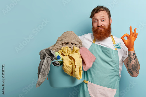Fotografía Satisfied bearded red haired man makes okay gesture, shows approval sign, says e