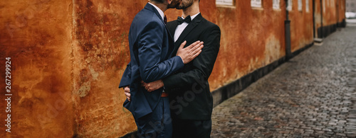 Fotomural Gay couple walking around the city.
