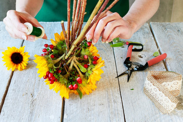 Fotomurales - How to make classic bouquet of sunflowers and hypericum berries, tutorial.